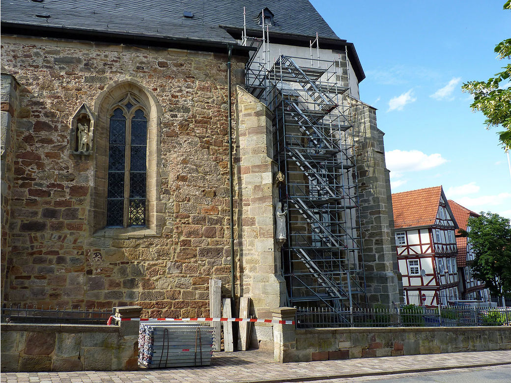 Einrüstung von St. Crescentius an der Südseite (Foto: Karl-Franz Thiede)